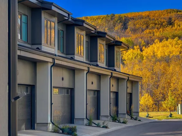 1453 W Naa Dr SW #13, Calgary, AB T3H 6H7