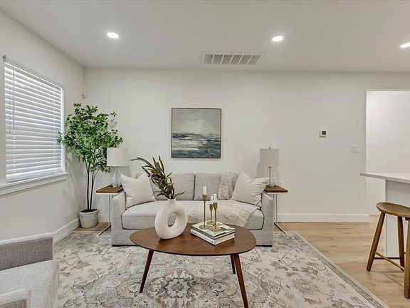 3rd image of 1319 SE 42nd St