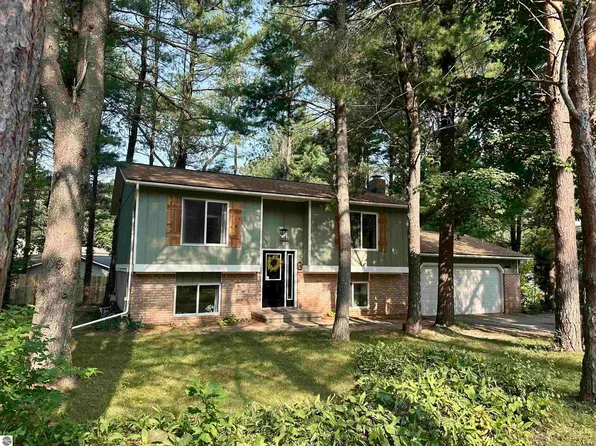 4591 Bridlewood Dr, Traverse City, MI 49685