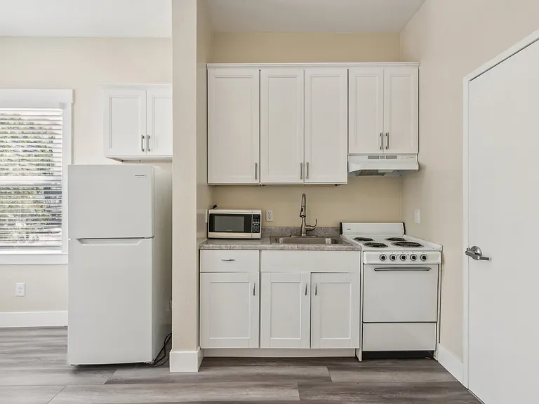 2070 University Avenue — Photo 9