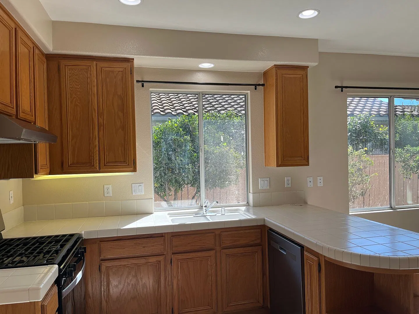 Single Story In Temeku Hills — Photo 3