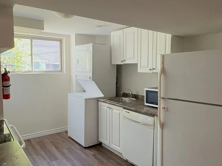 76 Bernick Dr #LOWER — Photo 8