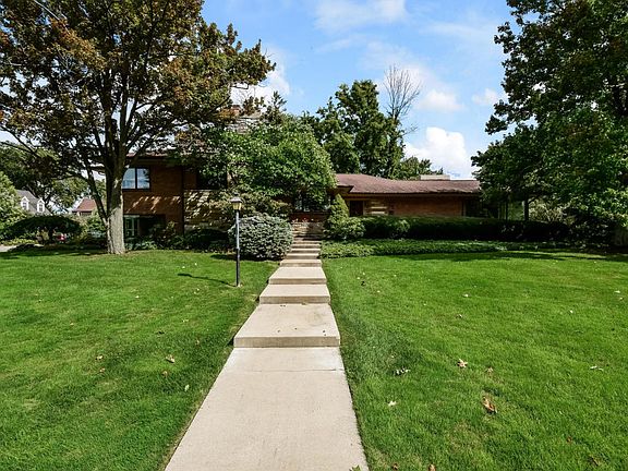 3rd image of 150 Park Hills Dr SE