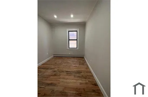 1935 Loring Pl S Photo 1