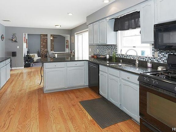 5th image of 35 Winchester Dr