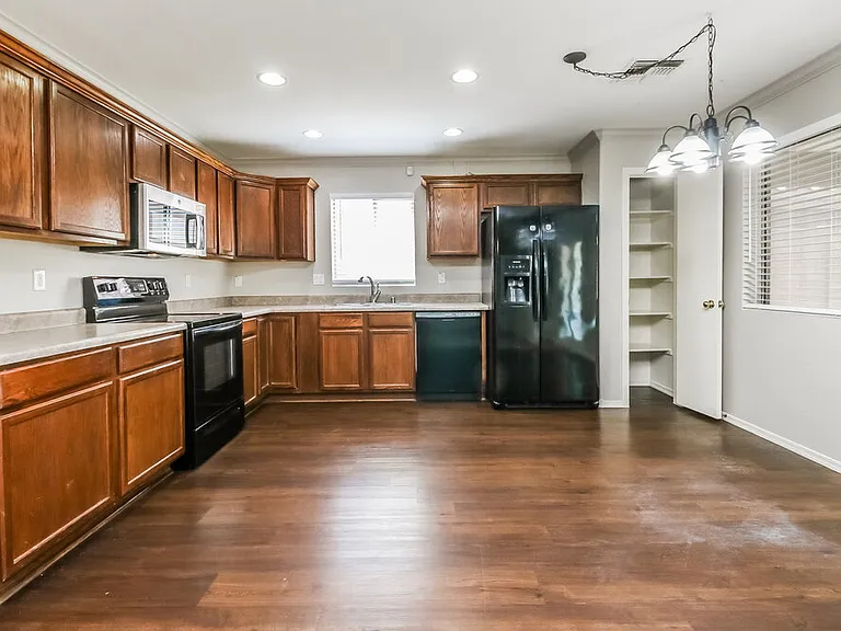 452 S Sabrina — Photo 7