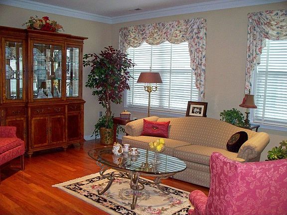 LR/DR with Hardwood Floor