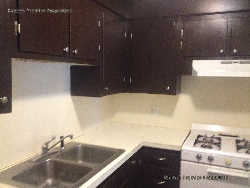 2nd image of 580 Bridge St #2