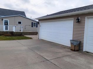 307 3rd St SW, State Center, IA 50247