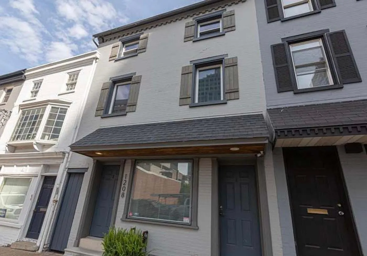1 bed, 1.5 bath, 800 sqft, $1,600 — Photo 1