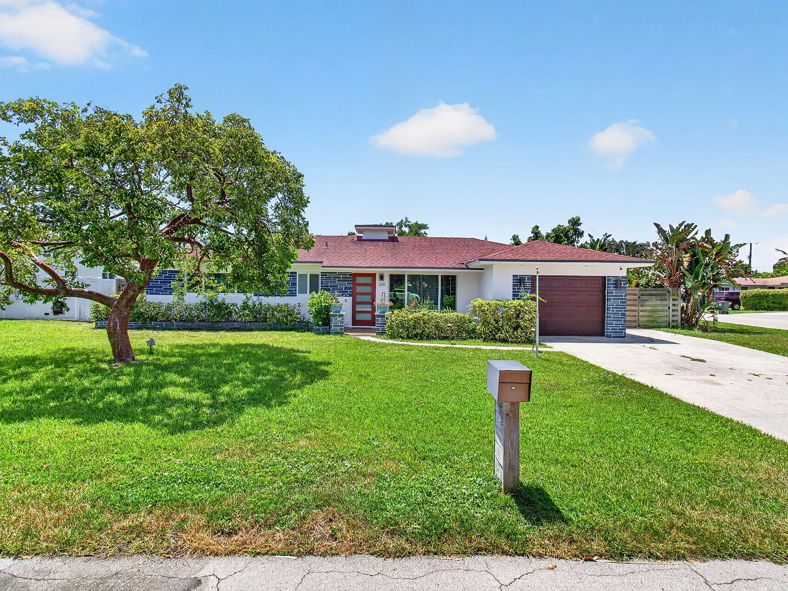 3 bed, 2.0 bath, 1446 sqft, $4,900 — Photo 2