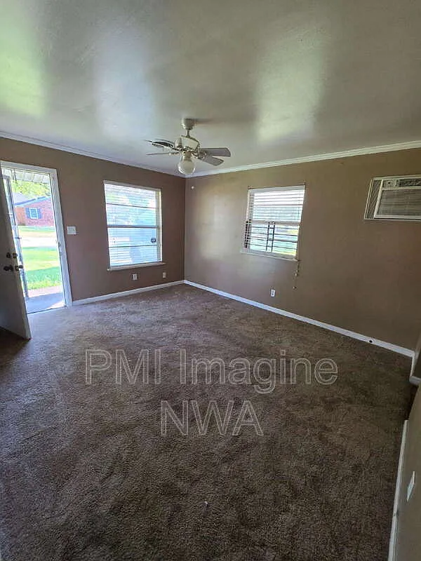 3 bed, 1.0 bath, 884 sqft, $1,050 — Photo 3