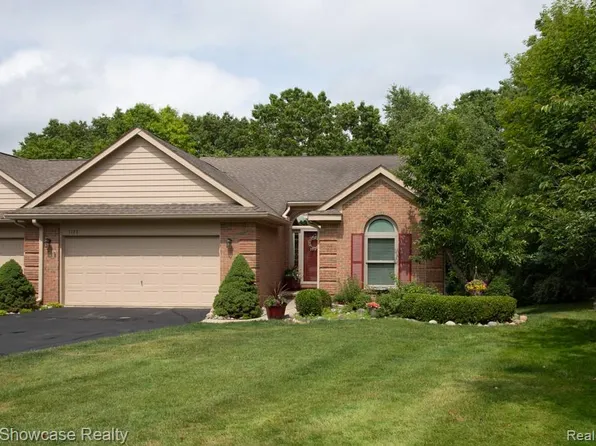 1128 Eagle Nest Dr, Milford, MI 48381