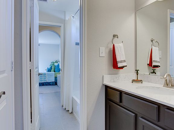 Elegant secondary bath