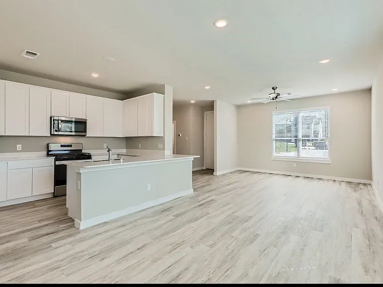 1325 Creekbank Dr — Photo 6