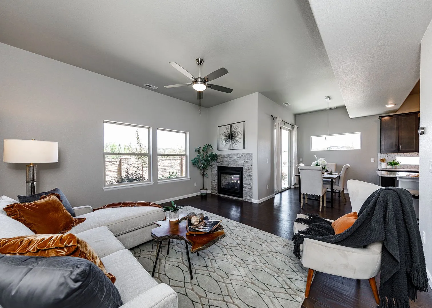 Luxury End Unit Townhome in Flying Horse — Photo 4