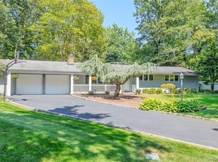 34 Cherry Ln E, Syosset, NY 11791