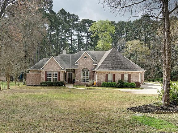 3 car oversized garage with large driveway