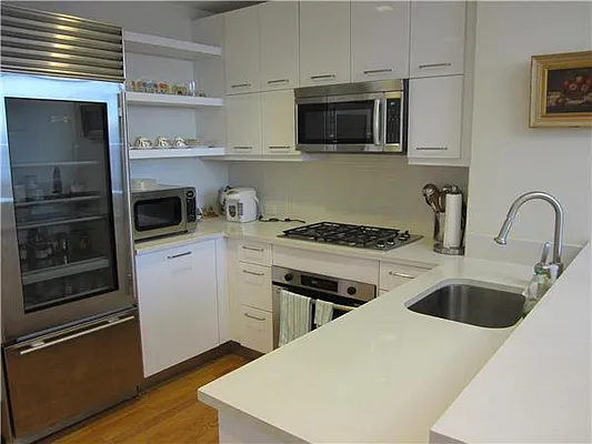 Sold by R New York | media 5