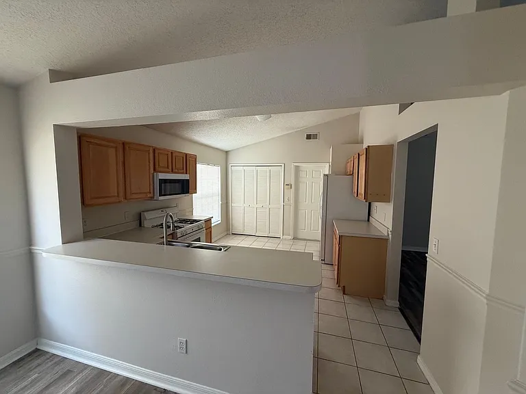 12464 Castlemain Trl — Photo 11