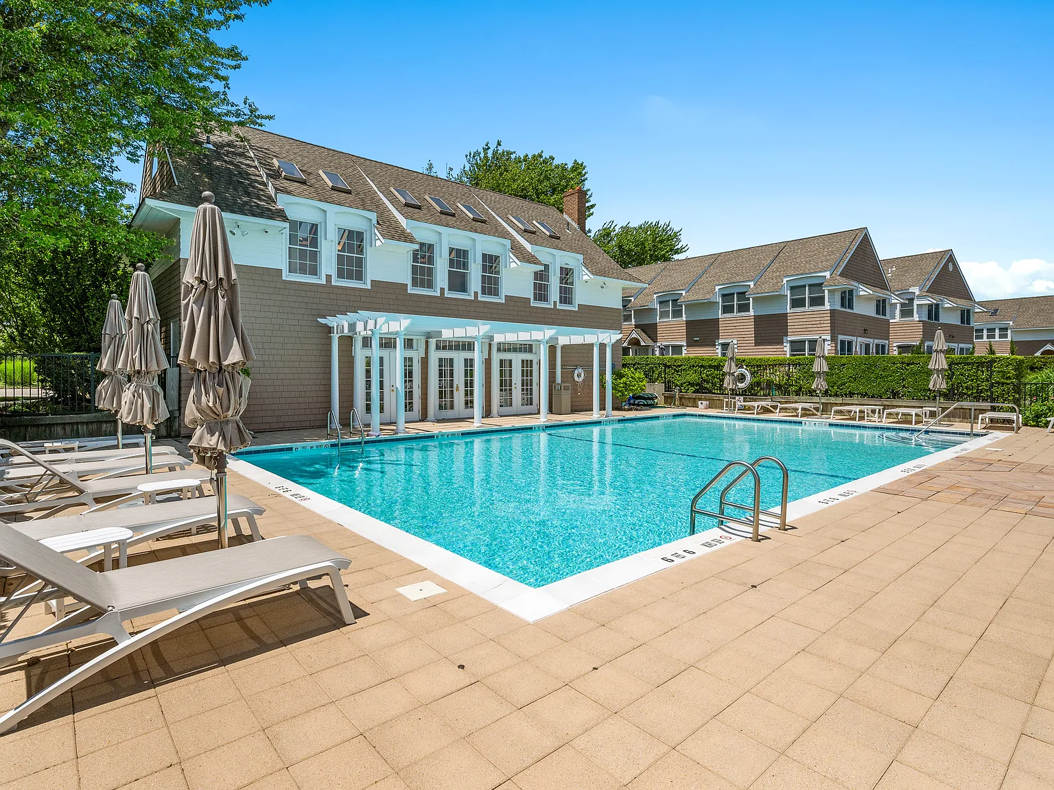 Beautiful 1 Br Furnished Condo W/Waterview's In Hampton Bays — Photo 1