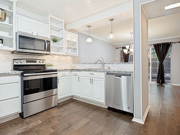 2nd image of 2979 Country Place Cir