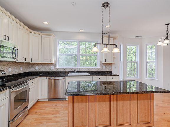 5th image of 82 Suzie Dr #82