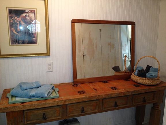 Dressing area between bedroo