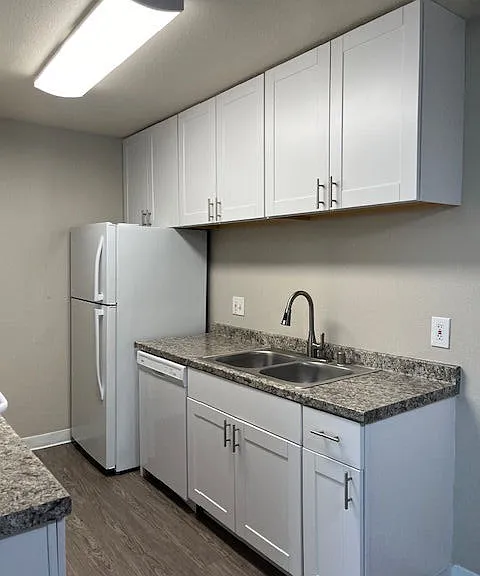 Glenbrook Apartments — Photo 34