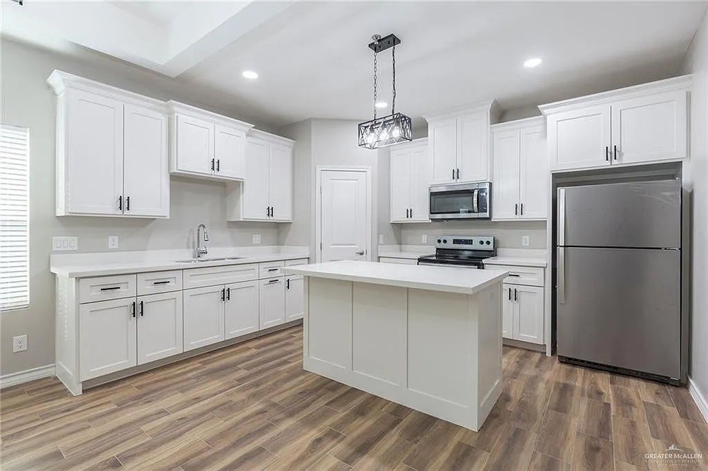 3 bed, 2.0 bath, 18028 sqft, $1,200 — Photo 3