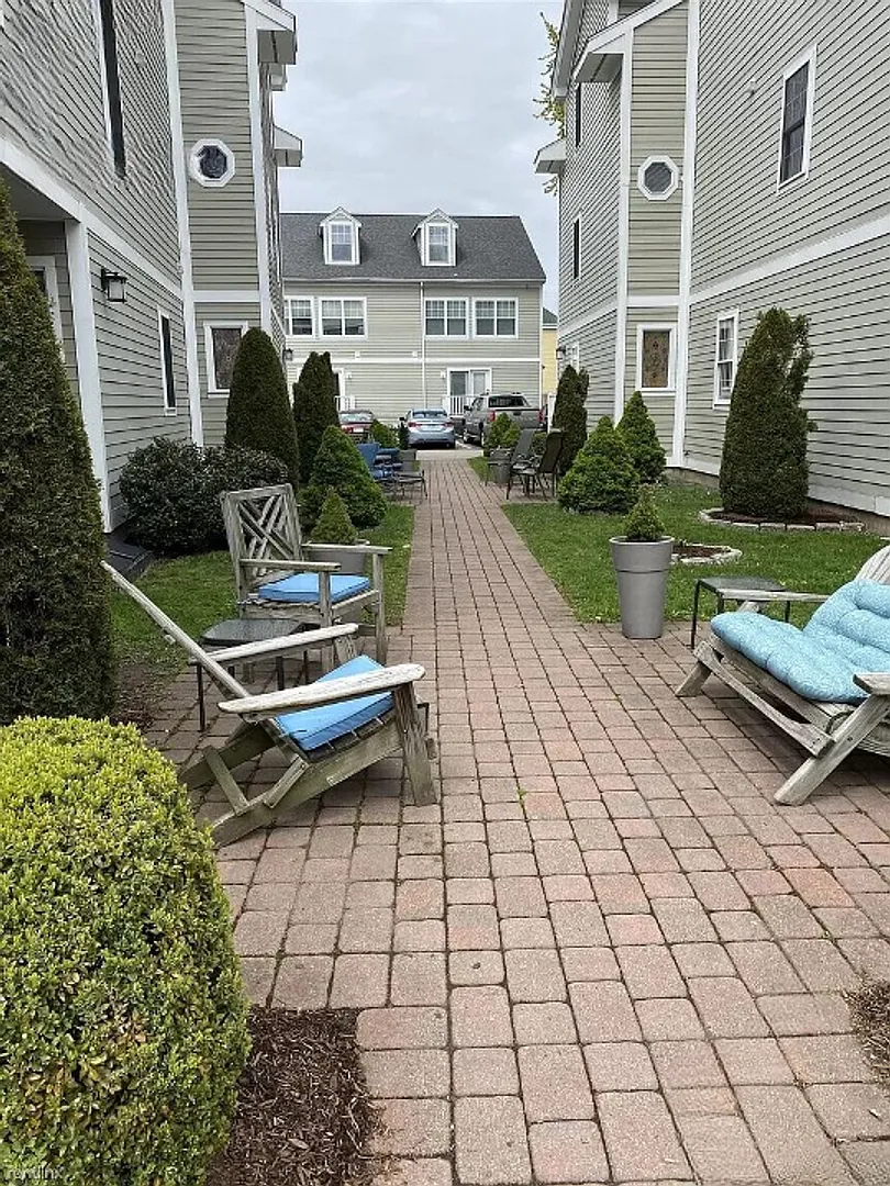Five Bedroom + Two & half Bath TownHouse * Lower Allston — Photo 2