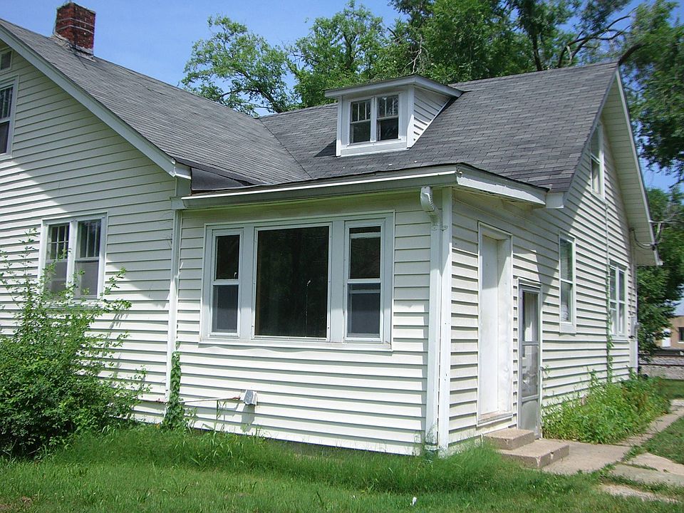 2nd image of 100 S Locust St