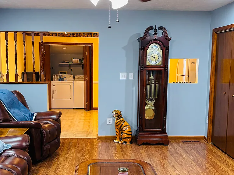 1341 Robinhood Ln — Photo 9