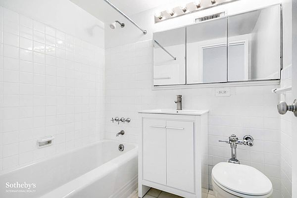 White Bath Towels — Ada Avenue Interiors