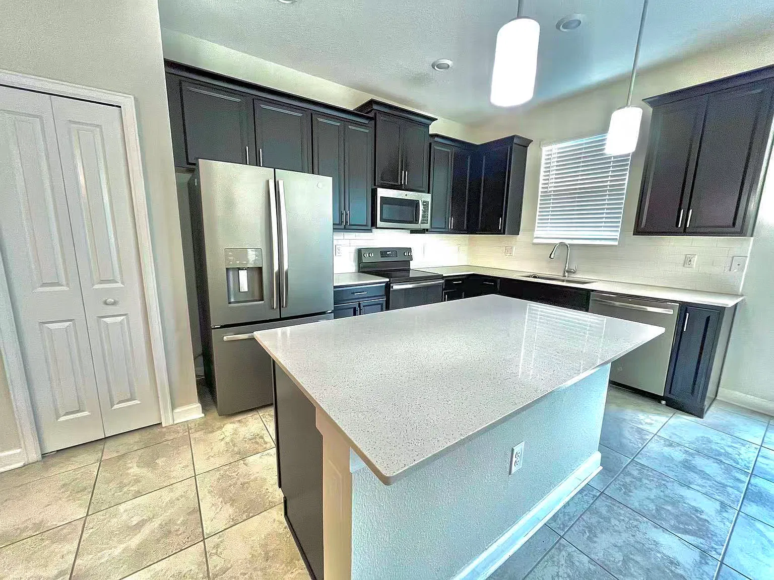 3 bed, 2.5 bath, 1859 sqft, $2,249 — Photo 3