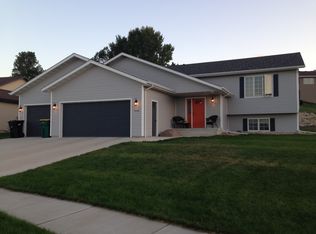 1930 Pacific Ln, Bismarck, ND 58501