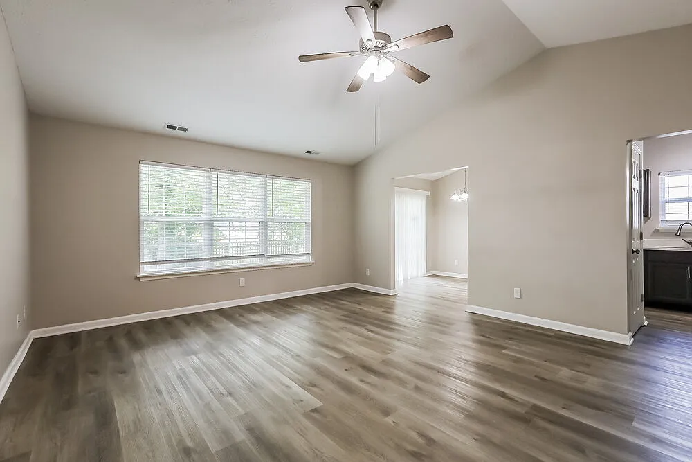 3 bed, 2.0 bath, 1244 sqft, $2,010 — Photo 3