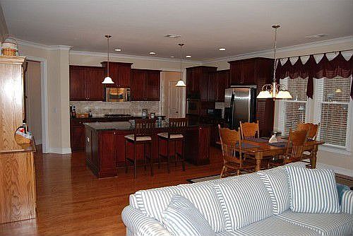 Gourmet Kitchen w/stained maple cabinets, granite, stainless