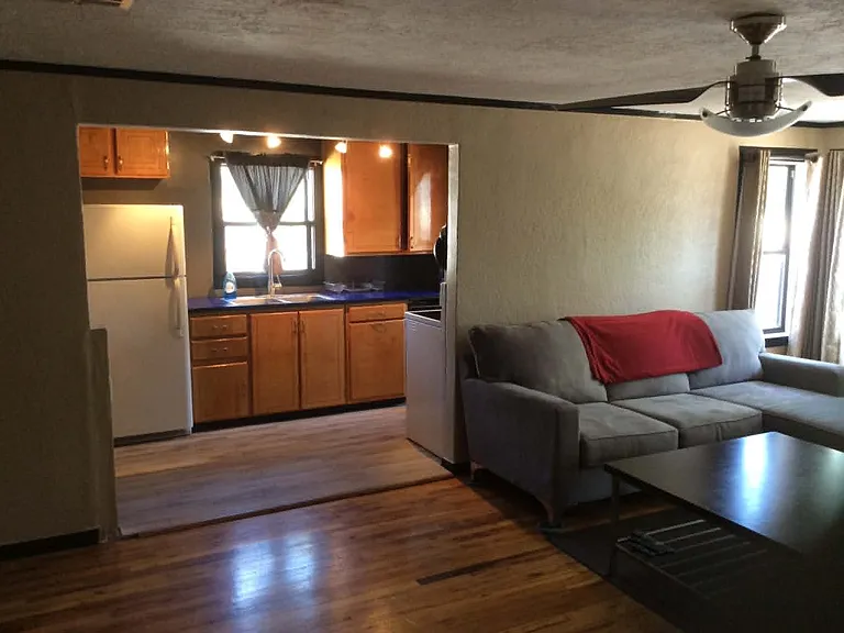 305 W 6th St — Photo 2