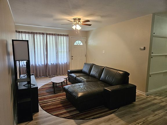 3rd image of 1509 Hillcrest Dr
