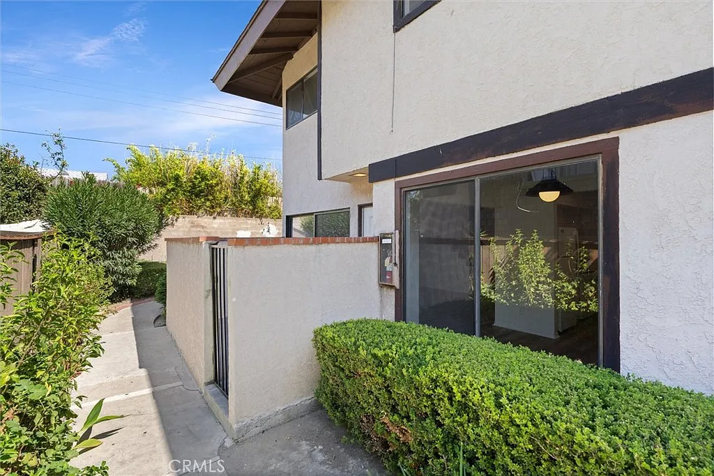 2 bed, 1000 sqft, $2,990 — Photo 2