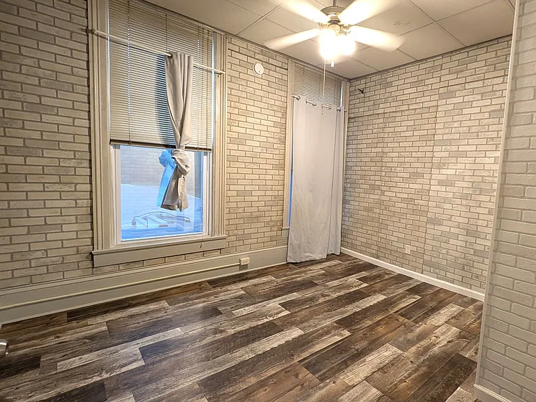 121 W Colby St — Photo 2