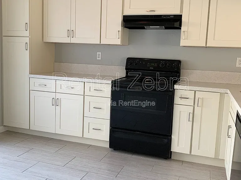 1592 Ashwood Dr — Photo 1