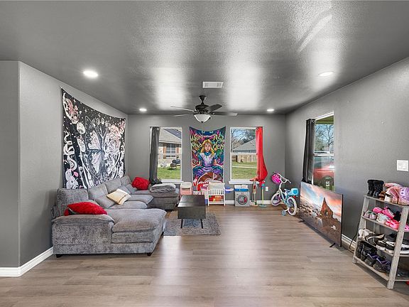 5th image of 16 Lenora Dr