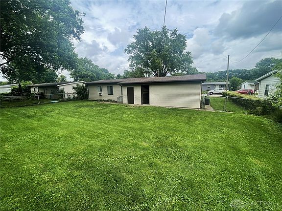 3rd image of 831 Seibert Ave