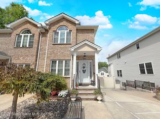 124 Santa Monica Ln, Staten Island, NY 10309