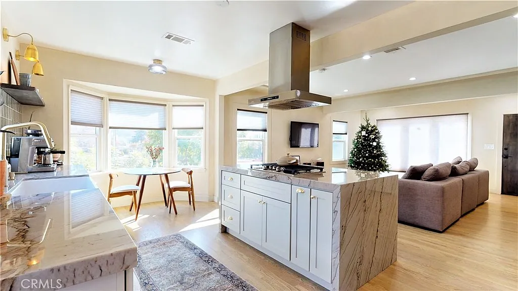 2 bed, 970 sqft, $5,000 — Photo 3