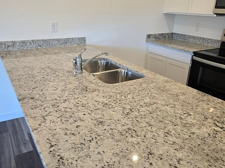 4206 Belcourt Ln NE — Photo 4