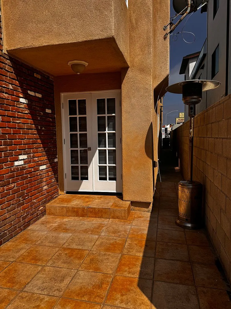 204 Adams St — Photo 3