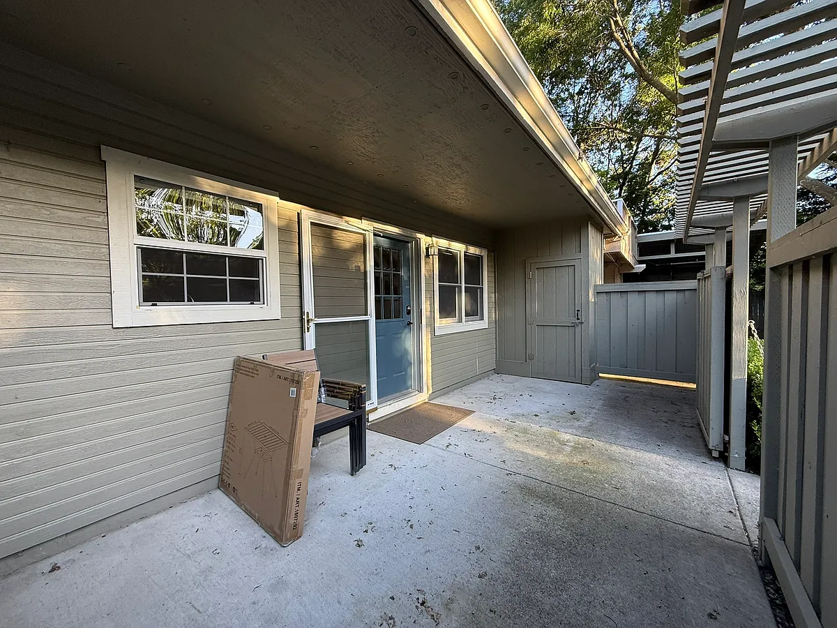 Front Patio. West - 18462 Happy Ln